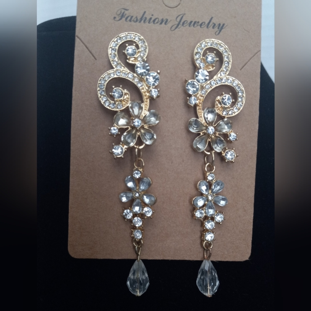 Elegant Fashion Gold Floral Drop Earrings. Never Used.
